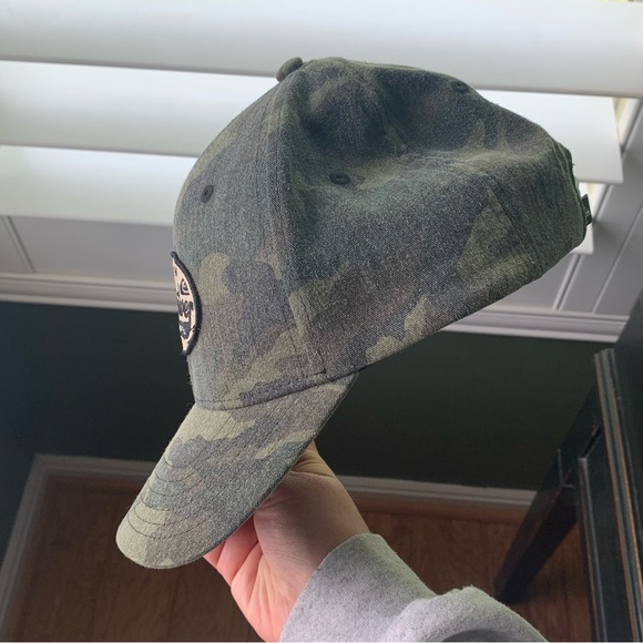 UNISEX Quicksilver SnapBack in camouflage - Picture 2 of 4